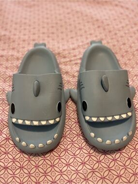 Crayola Women( 7 1/2) Shark Slide Sandals